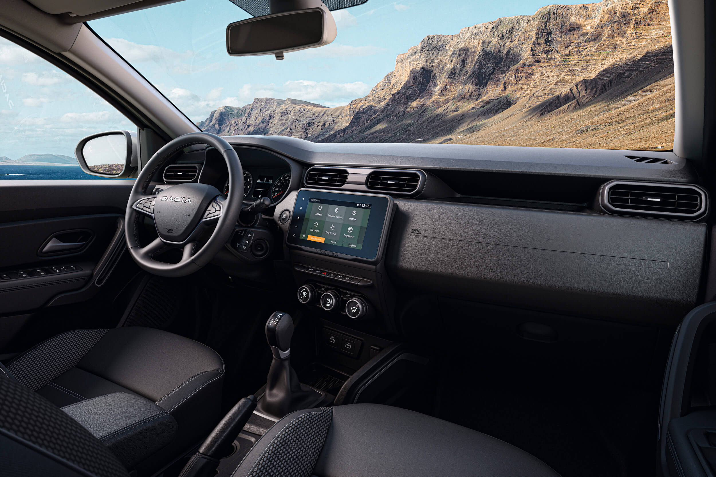 Atnaujintas Dacia Duster visureigio interjeras: matomas vairas, centrinis ekranas ir konsolė, sėdynės ir pavarų perjungimo svirtis