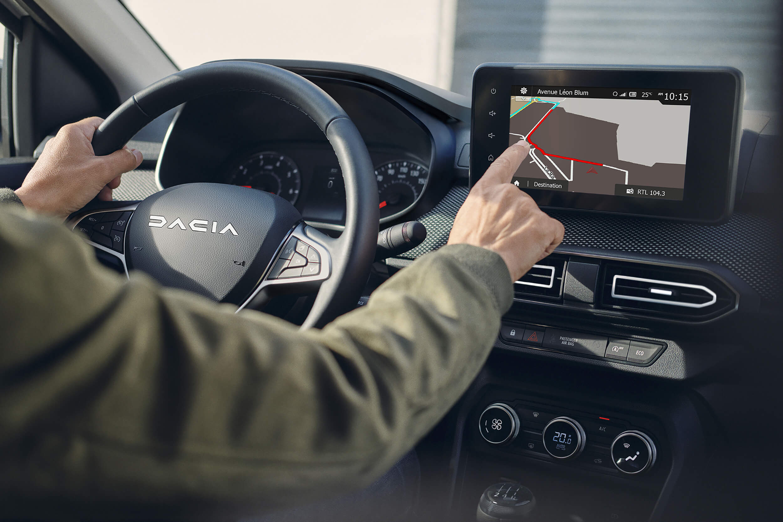 Vyras naudojasi navigacija Dacia Jogger jutikliniame ekrane su MEDIA NAV multimedijos sistema 