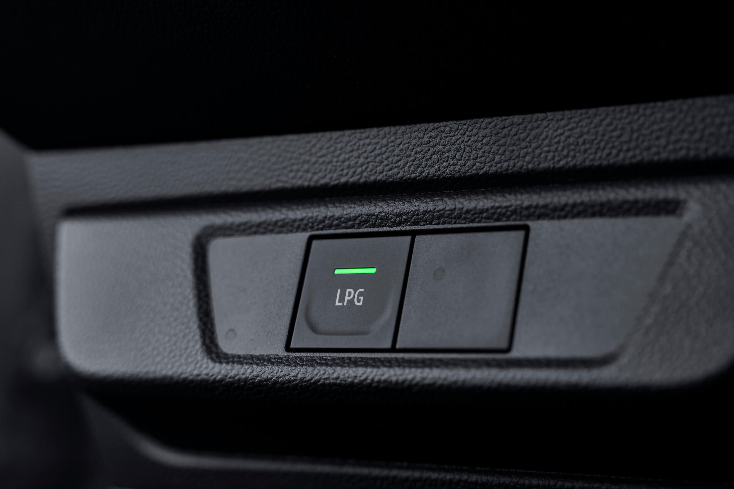 LPG mygtukas benzinu ir LPG dujomis varomo Dacia Jogger prietaisų skyde