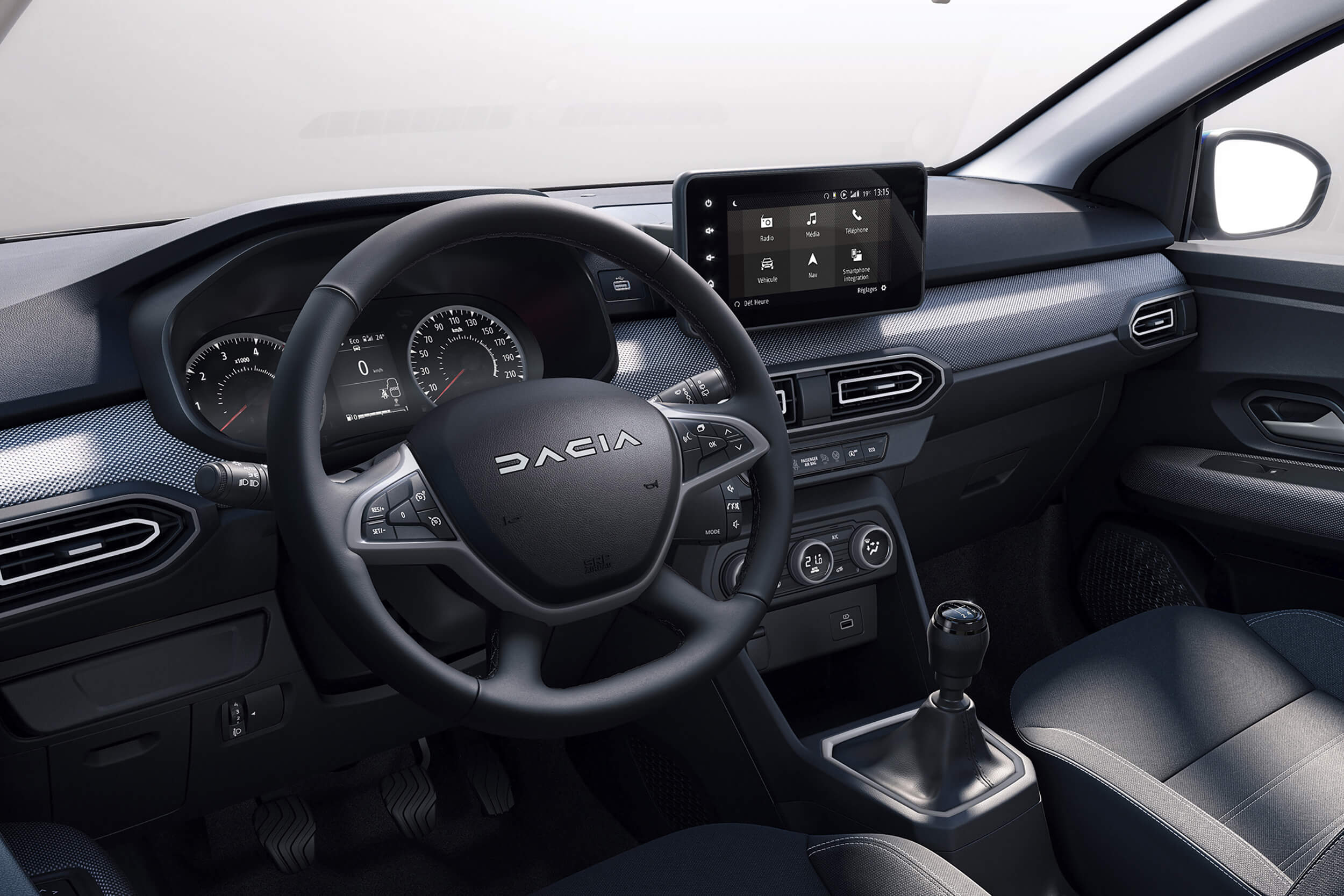 Dacia Sandero interjeras: matomas vairas, prietaisų skydelis, centrinis ekranas ir centrinė konsolė