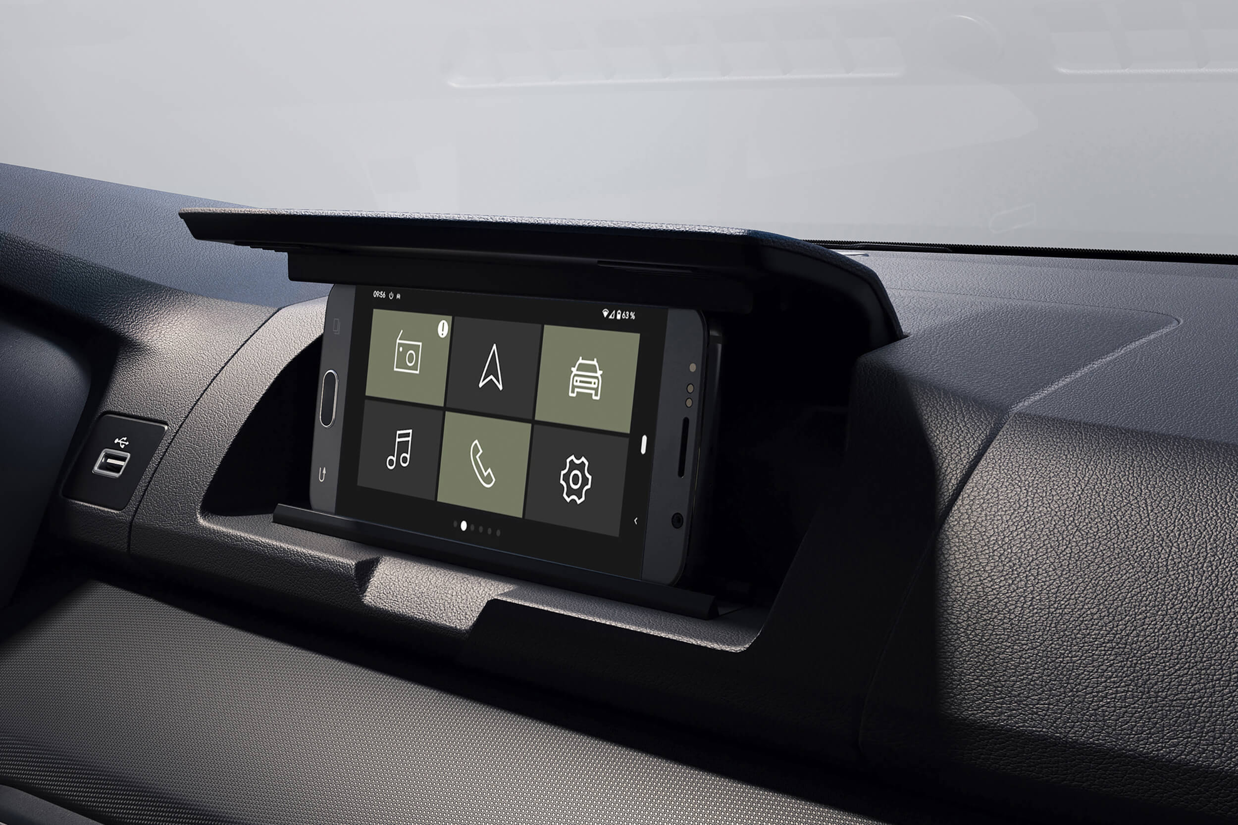Išmanusis telefonas su atidarytu DACIA MEDIA CONTROL programėlės langu, įtvirtintas Dacia Sandero prietaisų skyde