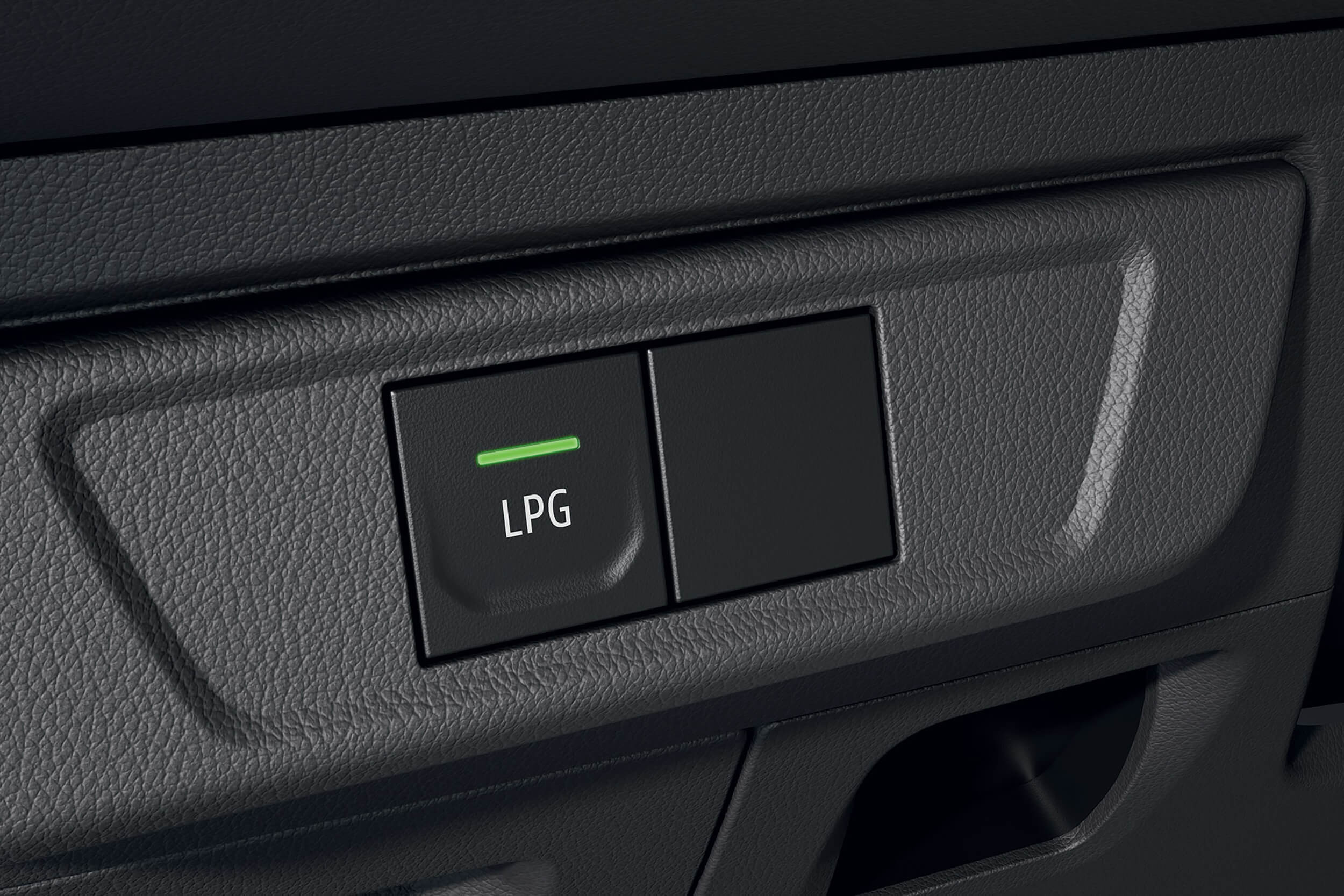LPG mygtukas benzinu ir LPG dujomis varomo Dacia Sandero prietaisų skyde