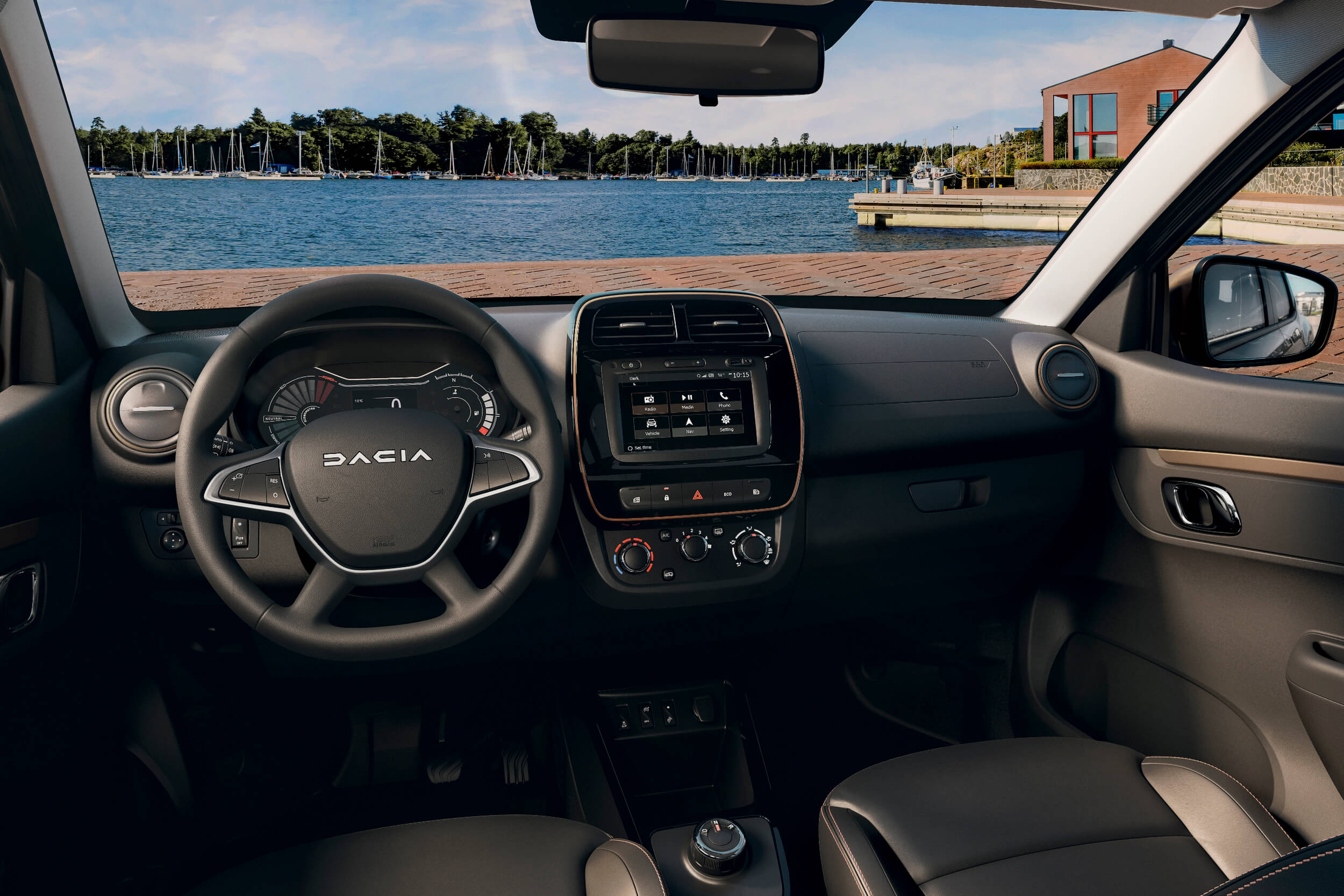 Elektromobilio Dacia Spring Extreme interjeras: matomas vairas, prietaisų skydelis, centrinis multimedijos ekranas ir priekinės sėdynės